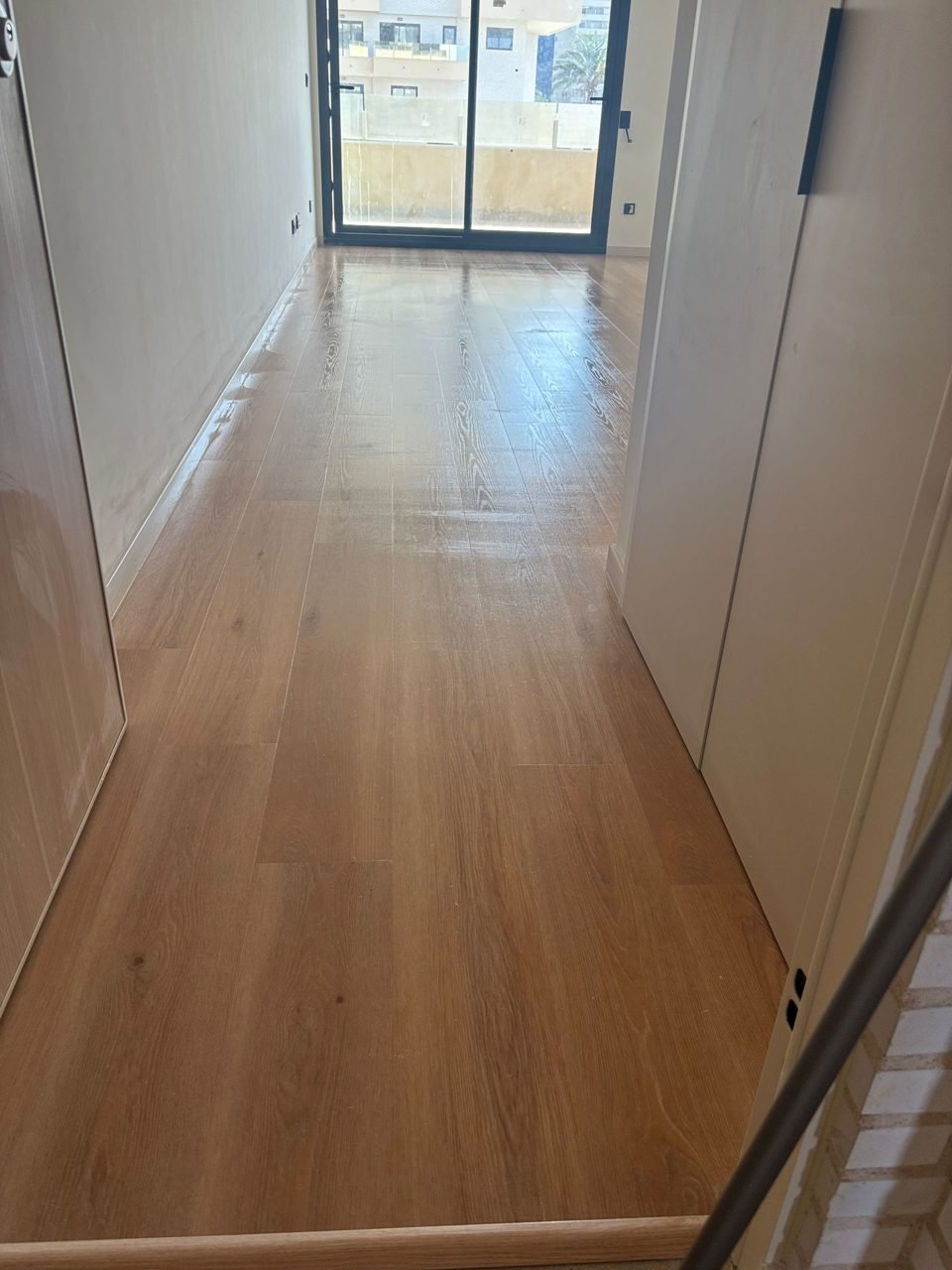Pasillo de vivienda tras limpieza fin de obra